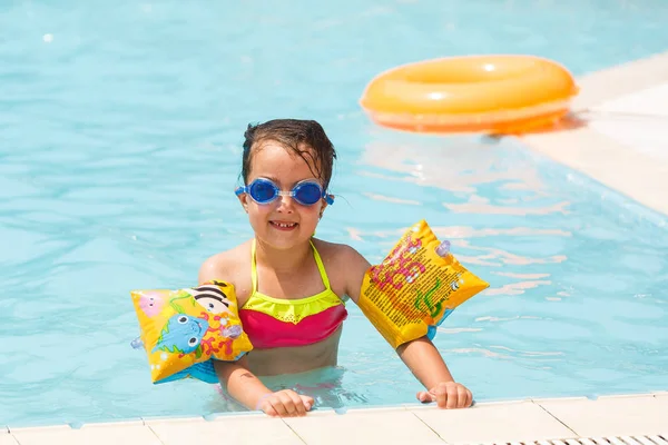 Niña Divirtiéndose Piscina Parque Acuático — Foto de Stock