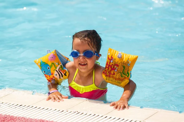 Niña Divirtiéndose Piscina Parque Acuático — Foto de Stock