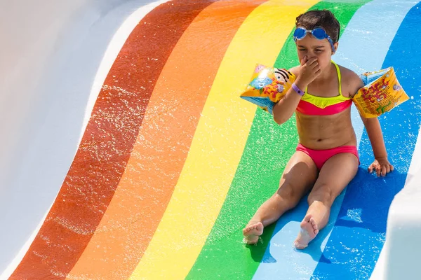 Klein Meisje Met Plezier Zwembad Waterpark — Stockfoto