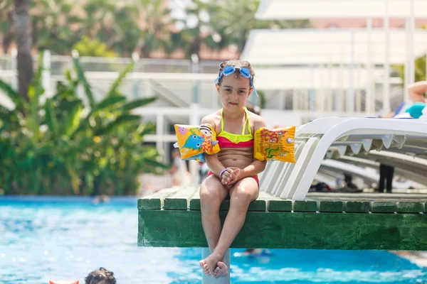 Petite Fille Amuser Dans Piscine Dans Parc Aquatique — Photo