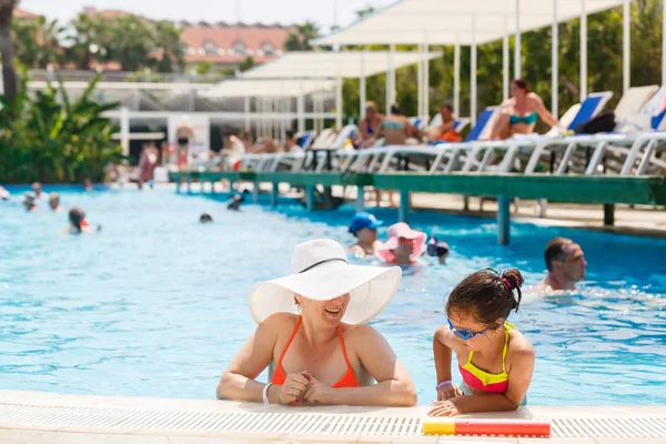 Menina Feliz Com Mãe Divertindo Piscina Parque Aquático — Fotografia de Stock