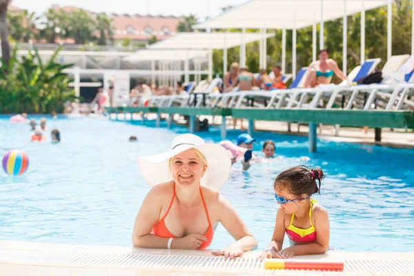 Glückliches Kleines Mädchen Mit Mutter Hat Spaß Schwimmbad Wasserpark — Stockfoto