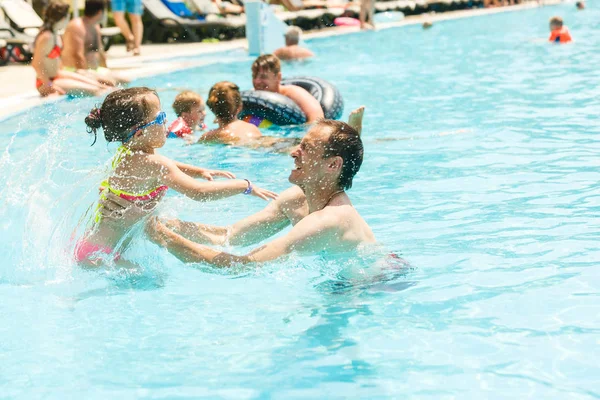 Jovem Pai Alegre Pequena Filha Piscina — Fotografia de Stock