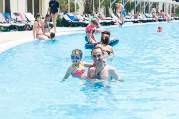 Joven Padre Alegre Hija Pequeña Piscina —  Fotos de Stock