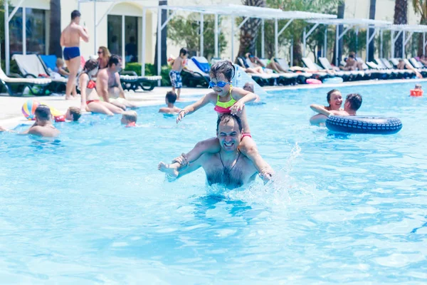 Junger Fröhlicher Vater Und Kleine Tochter Schwimmbad — Stockfoto