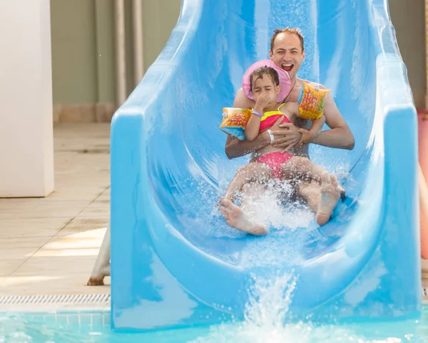 Jeune Père Gai Petite Fille Dans Piscine — Photo