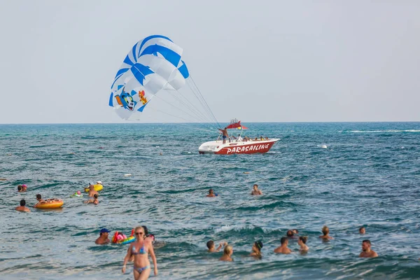 Csónak Ejtőernyővel Zsúfolt Tengeren — Stock Fotó