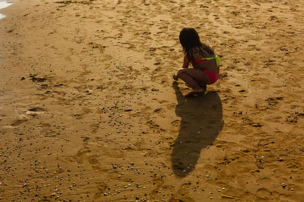 Chica Feliz Divirtiéndose Playa Tropical Atardecer — Foto de Stock