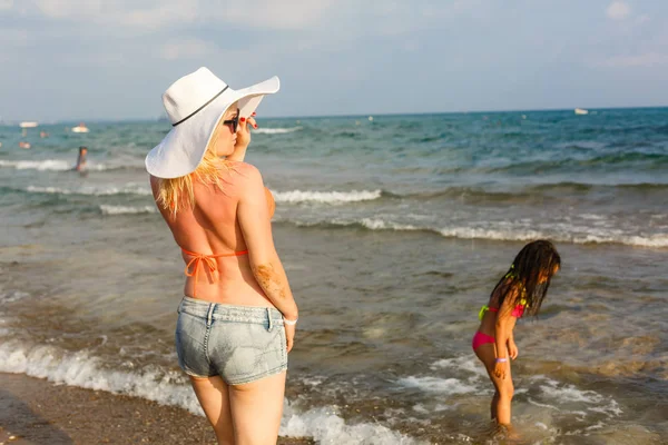 Madre Joven Con Hija Divirtiéndose Descansando Playa Arena — Foto de Stock