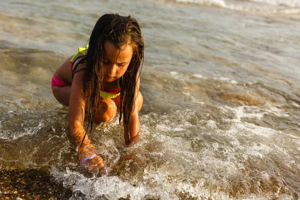 Glückliches Mädchen Das Spaß Strand Des Tropischen Ozeans Bei Sonnenuntergang — Stockfoto