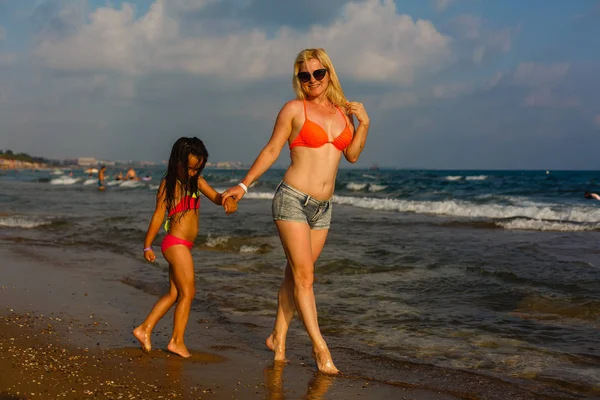 Молода Мати Дочкою Розважається Відпочиває Піщаному Пляжі — стокове фото