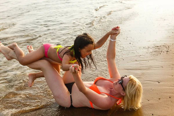 Madre Joven Con Hija Divirtiéndose Descansando Playa Arena — Foto de Stock