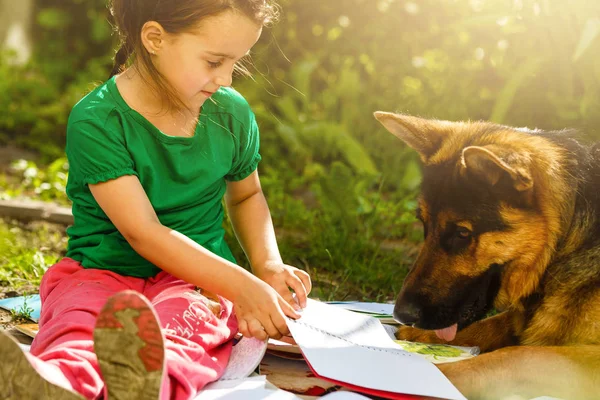 Kleines Mädchen Und Hund Lernen Grünen Frühlingsgarten — Stockfoto