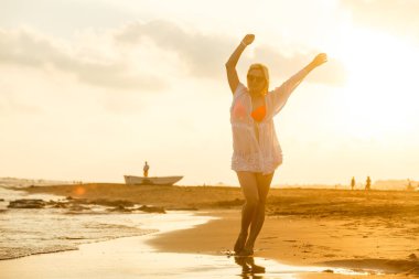 genç kadın kumlu plaj rahatlatıcı 