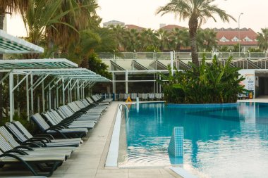 Yüzme Havuzu, tatil kavramı, boş şezlonglar