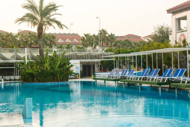 Yüzme Havuzu, tatil kavramı, boş şezlonglar