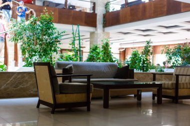 Alışveriş merkezinde sandalye ve kanepe olan bekleme yerinin içinde.