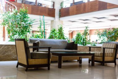 Alışveriş merkezinde sandalye ve kanepe olan bekleme yerinin içinde.