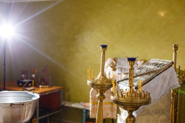 Kilisenin içindeki mumlar. 