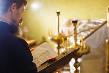 Kilisedeki İncil kitabına yakın plan.