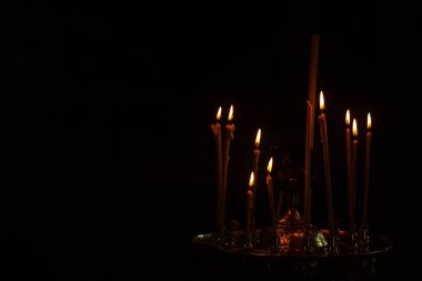 Gece karanlığında yanan kilise mumları.