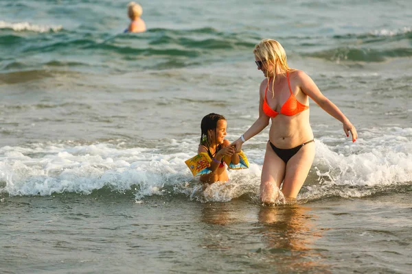 Jovem Mãe Com Filha Divertindo Descansando Praia — Fotografia de Stock