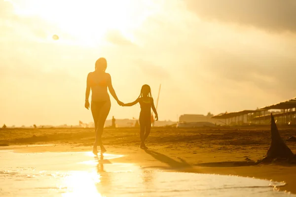 Νεαρή Μητέρα Κόρη Διασκεδάζουν Και Ξεκουράζονται Στην Αμμώδη Παραλία — Φωτογραφία Αρχείου