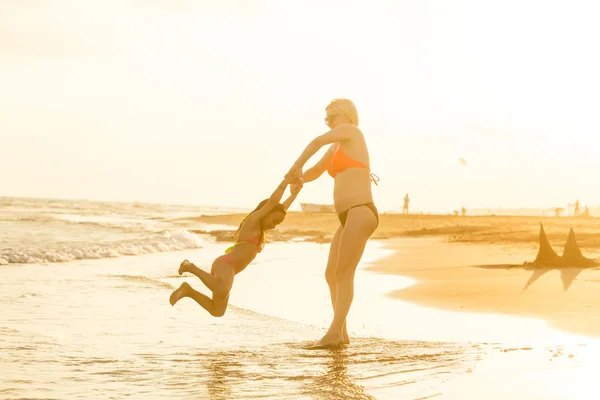 Jovem Mãe Com Filha Divertindo Descansando Praia — Fotografia de Stock