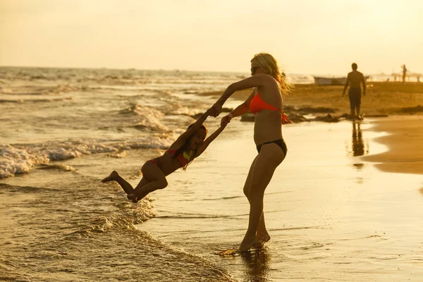 Jovem Mãe Com Filha Divertindo Descansando Praia — Fotografia de Stock