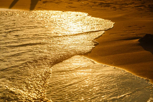 Vista Cercana Las Olas Del Océano Playa Arena Atardecer —  Fotos de Stock