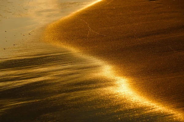 Закрытый Вид Океанские Волны Песчаном Пляже Закате — Бесплатное стоковое фото