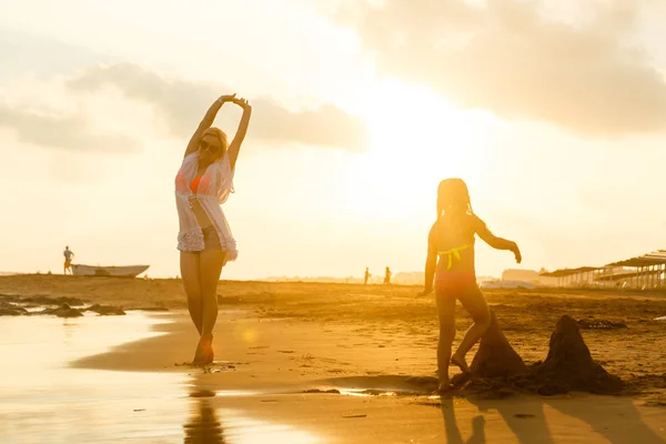 Giovane Madre Con Figlia Diverte Riposa Sulla Spiaggia Sabbia — Foto Stock