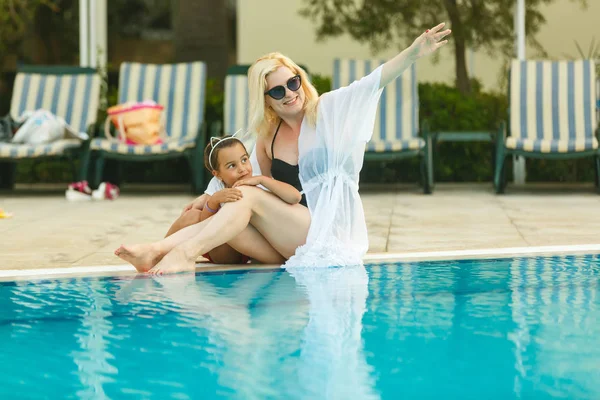 Jeune Mère Avec Fille Reposant Près Piscine — Photo