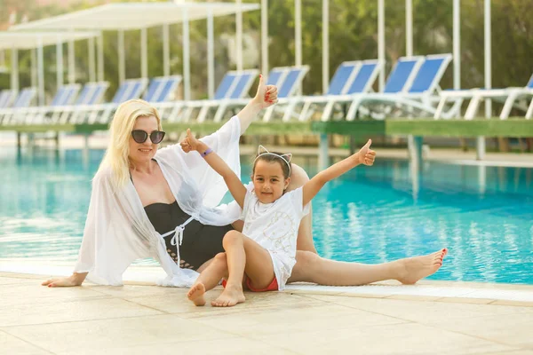 Jeune Mère Avec Fille Reposant Près Piscine — Photo