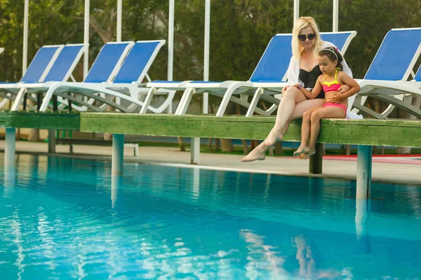 Jovem Mãe Com Filha Descansando Piscina — Fotografia de Stock