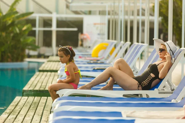 Junge Mutter Mit Tochter Ruht Sich Pool Aus — Stockfoto