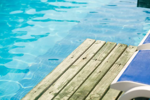 Piscine Avec Eau Chaises Longues — Photo