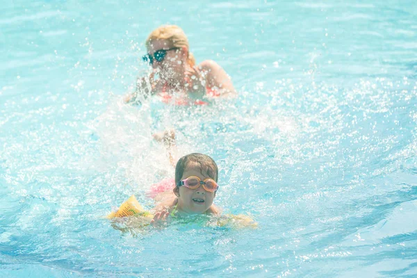 Menina Feliz Com Mãe Divertindo Piscina Parque Aquático — Fotografia de Stock