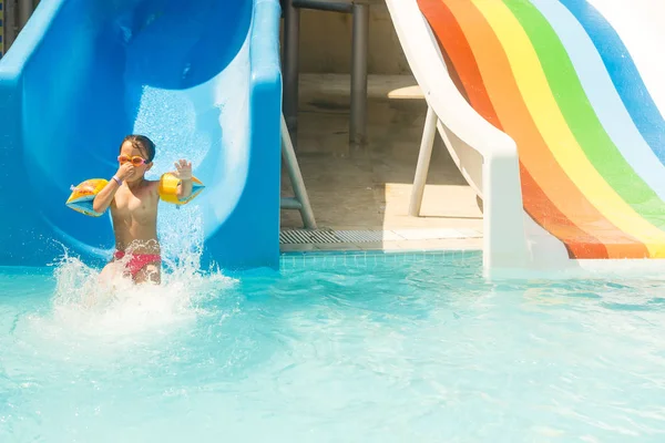 Niña Divirtiéndose Piscina Parque Acuático — Foto de Stock