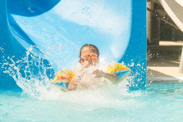 Petite Fille Amuser Dans Piscine Dans Parc Aquatique — Photo