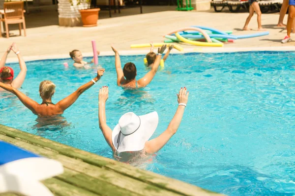 Groupe Jeunes Gens Heureux Qui Amusent Piscine — Photo