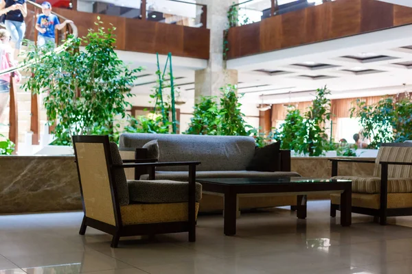 Alışveriş merkezinde sandalye ve kanepe olan bekleme yerinin içinde.