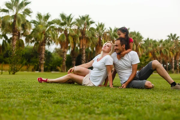 Jeune Famille Avec Fille Reposant Sur Herbe Verte Dans Parc — Photo