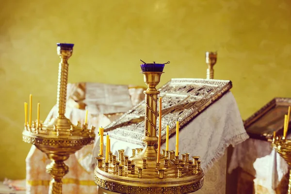 Ortodoks kilisesinde dini bir vaftiz ayini için mumlar.