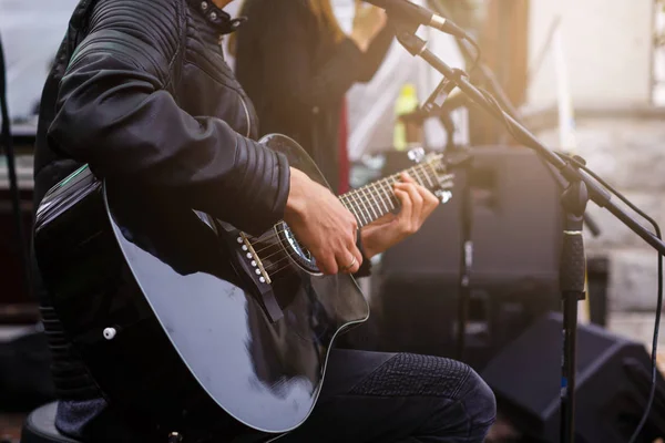 エレキギターを持つ男性音楽家 — ストック写真