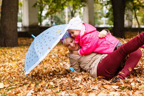 Fiatal Anya Kisgyermek Lány Szórakozik Ősszel Parkban — Stock Fotó