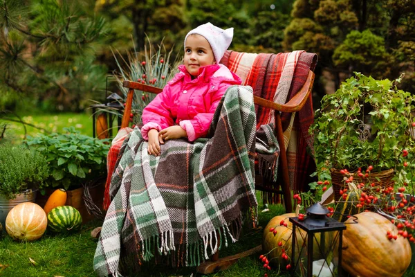 Щаслива Дівчина Рожевому Пальто Загорнута Ковдру Сидить Дерев Яному Кріслі — стокове фото
