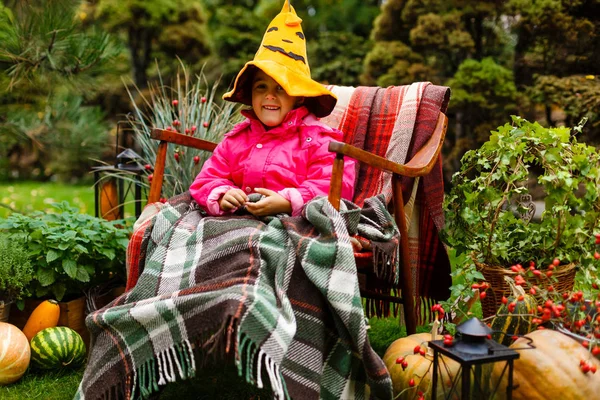 Šťastná Dívka Růžovém Kabátě Zabalená Přikrývky Seděla Dřevěném Křesle Podzimním — Stock fotografie