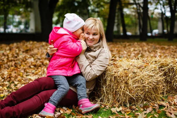 Fiatal Anya Kisgyermek Lány Szórakozik Ősszel Parkban — Stock Fotó