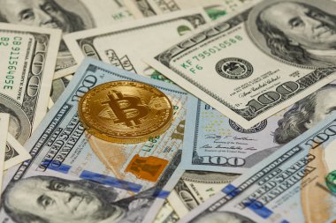 Dolar banknotları yığını üzerinde altın bitcoin, elektronik para değişimi kavramı